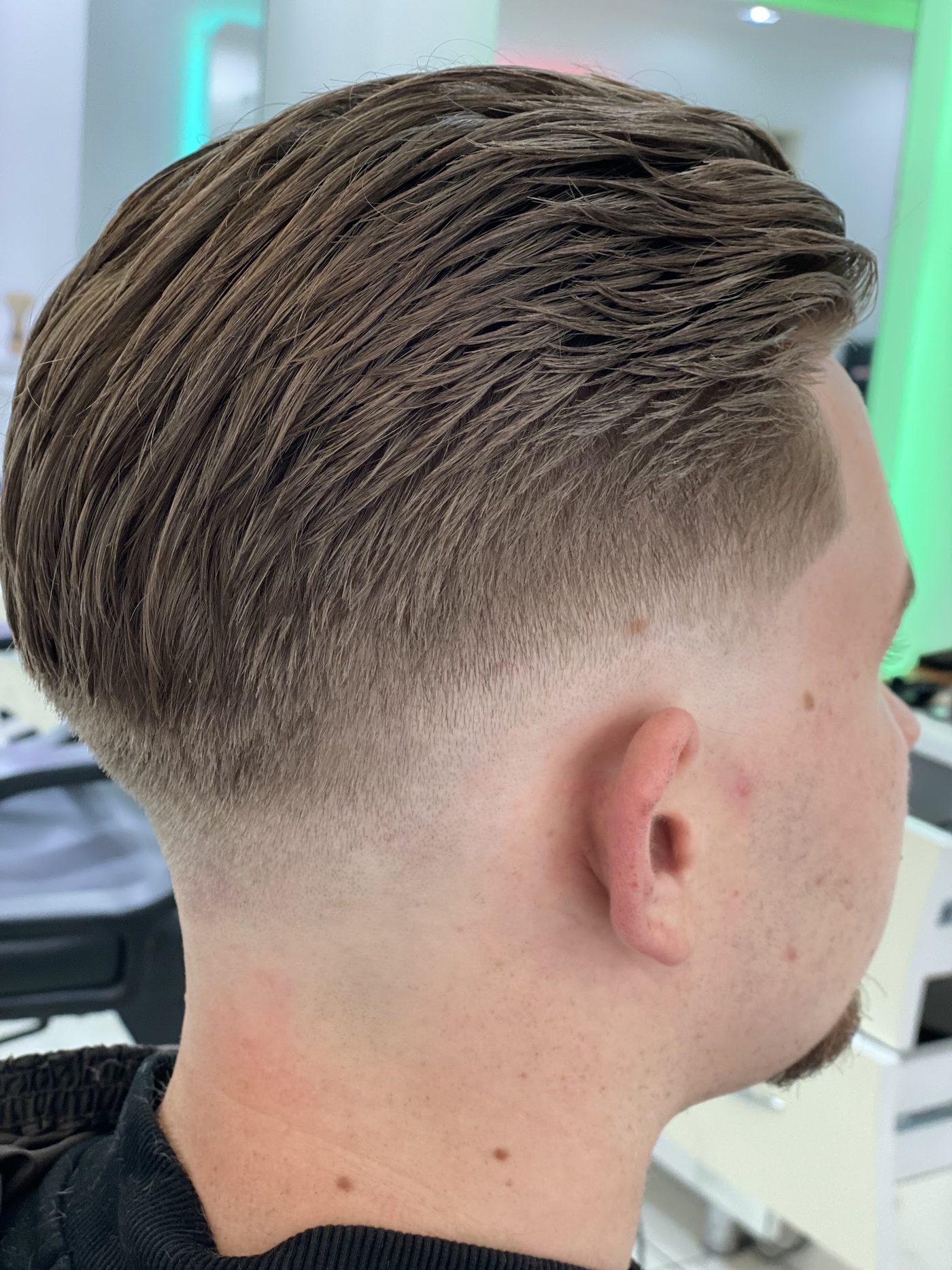 Herenkapsel met een skin fade aan de zijkant